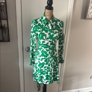 Diane Von FURSTENBERG size small Green and White Patterned Dress